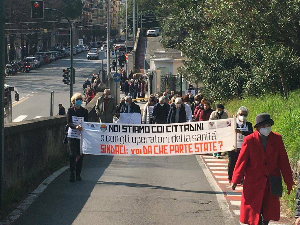 Presidio davanti al Sant’Andrea per una sanità di Serie A