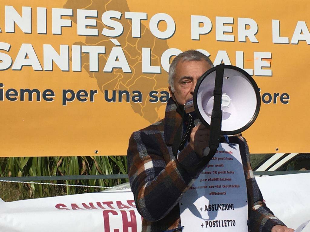 Presidio davanti al Sant’Andrea per una sanità di Serie A