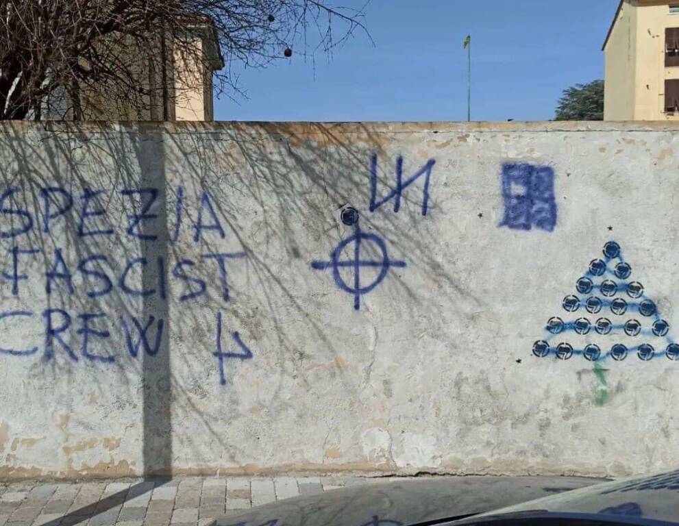 Scritte fasciste davanti all'Arci Canaletto