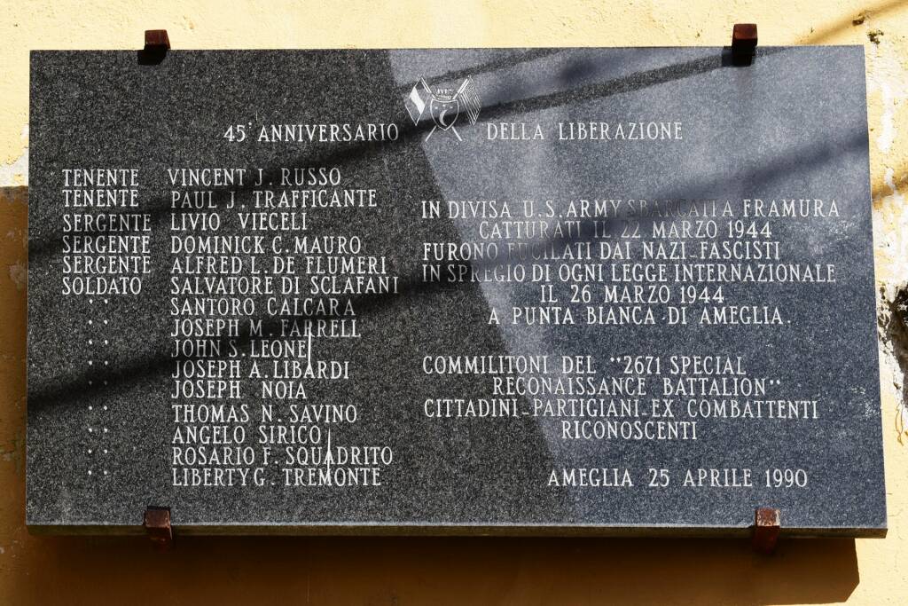 Ameglia, piazza della Libertà, lapide in memoria dell'eccidio del 26 marzo 1944 a Punta Bianca (2021 - foto Giorgio Pagano)