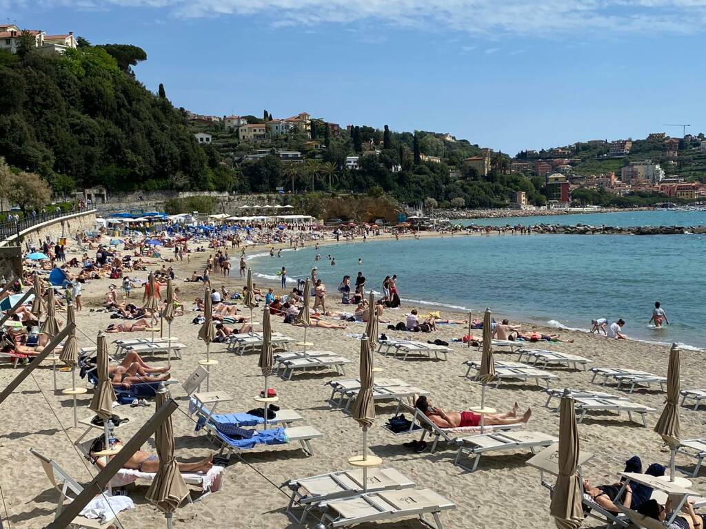 Bagnanti in spiaggia alla Venere Azzurra