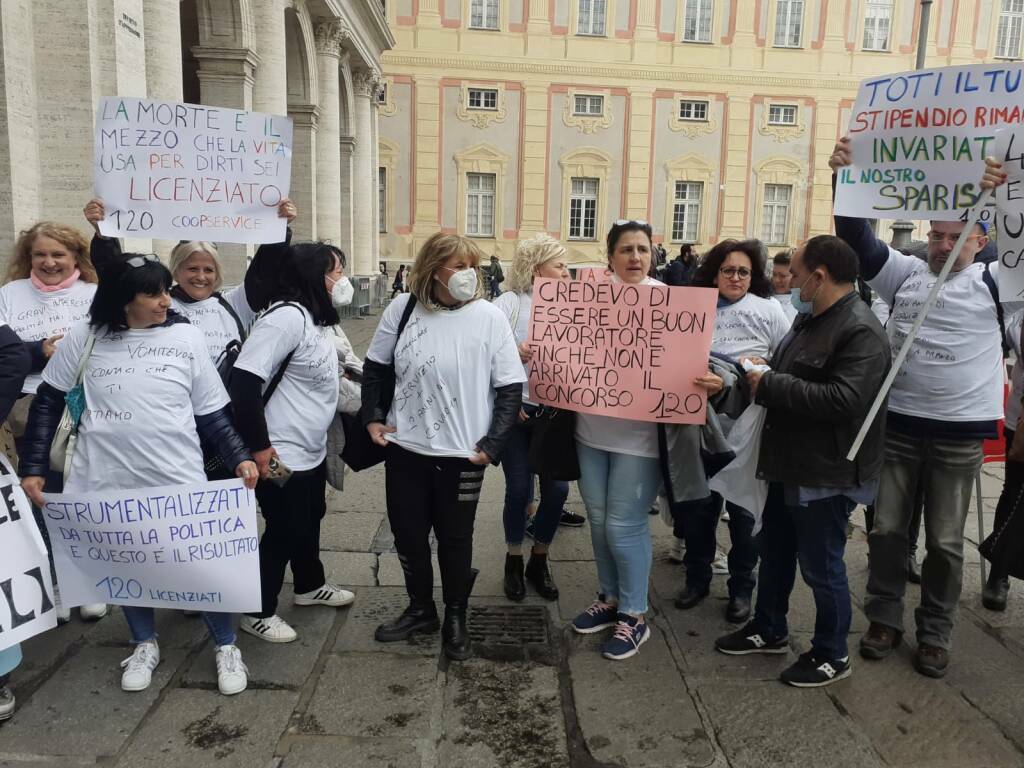 Oss in protesta a Genova