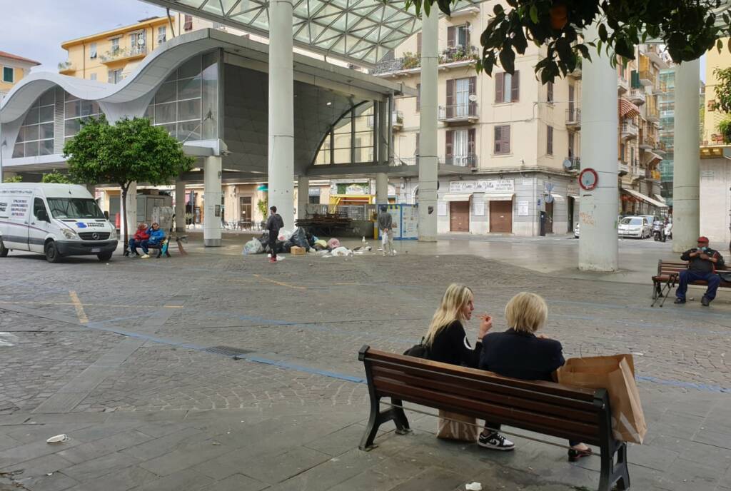 Rifiuti al centro di Piazza Cavour