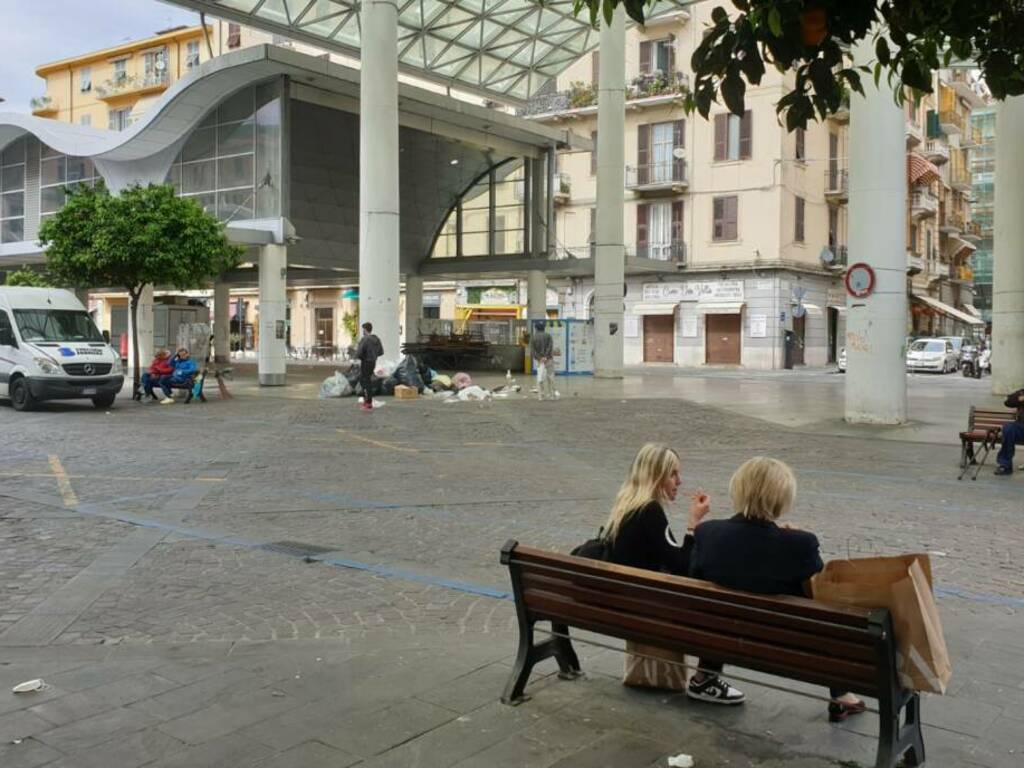 Rifiuti al centro di Piazza Cavour
