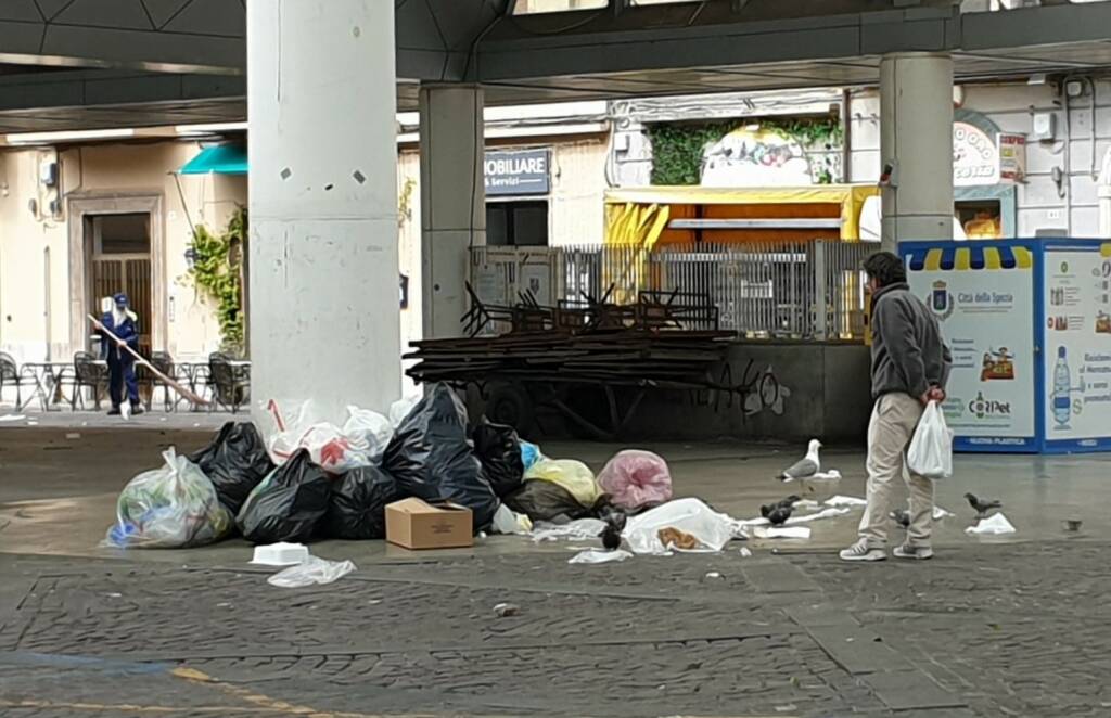 Rifiuti al centro di Piazza Cavour