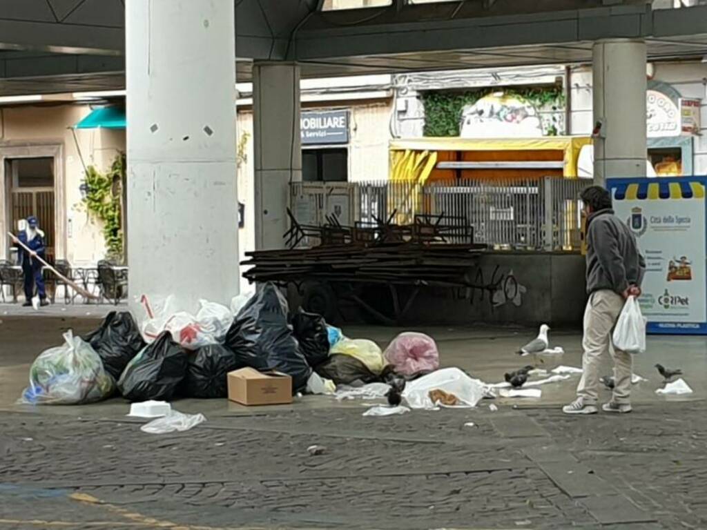 Rifiuti al centro di Piazza Cavour