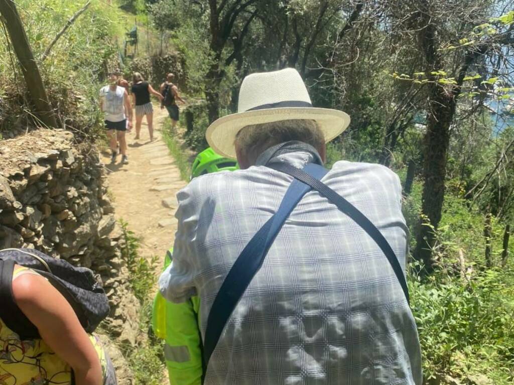 Malore sui sentieri delle Cinque Terre per un turista di 76 anni, che preferisce non andare in ospedale per gli accertamenti