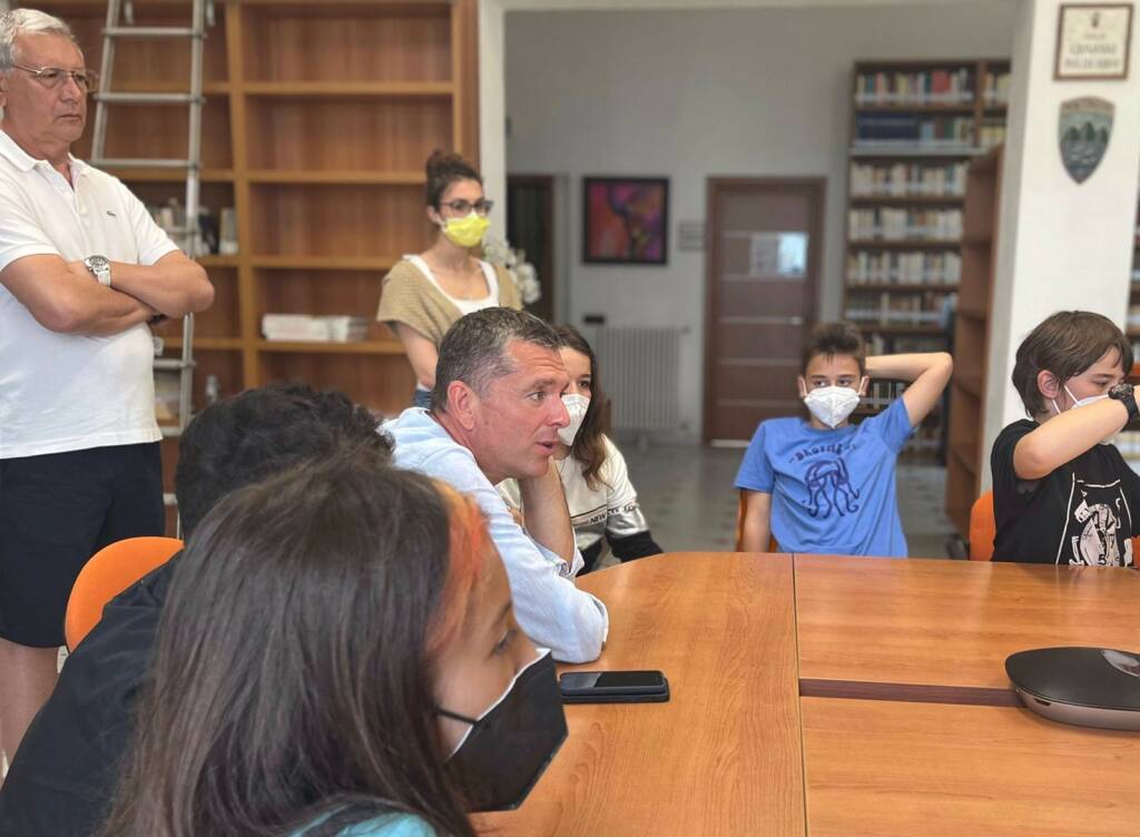 I bambini del Consiglio comunale dei ragazzi consegnano a Emanuele Moggia le loro richieste e i loro impegni