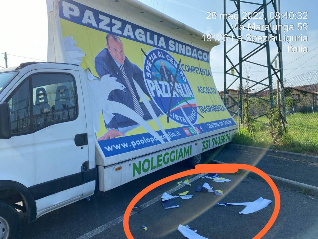 Il camion vela di Pazzaglia danneggiato