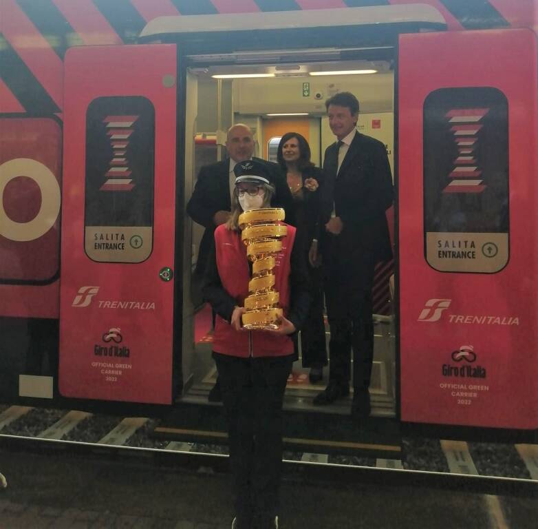 Il trofeo del Giro in treno da Spezia a Genova