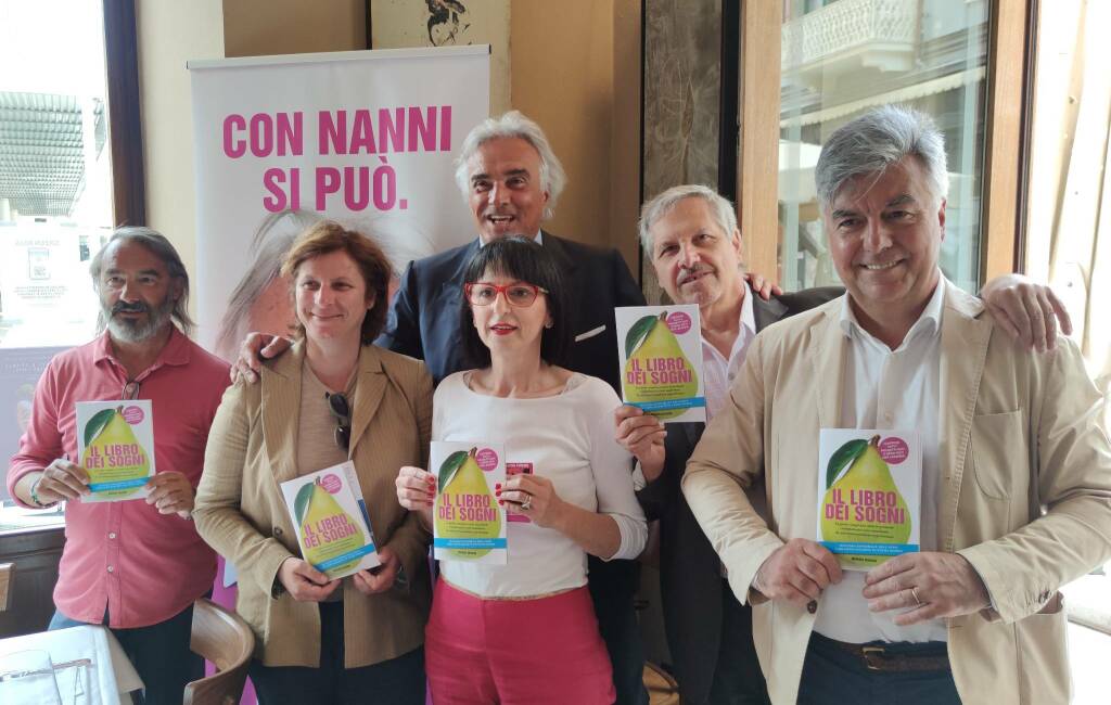 Nanni Grazzini e i candidati della lista con "Il libro dei sogni"