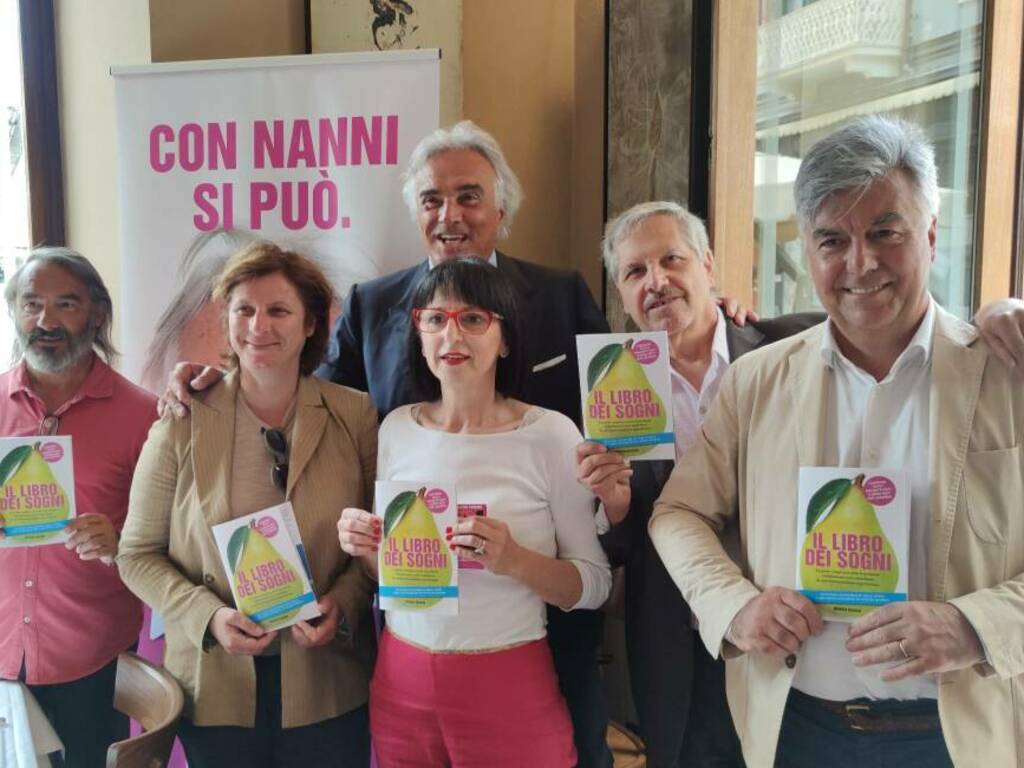 Nanni Grazzini e i candidati della lista con "Il libro dei sogni"