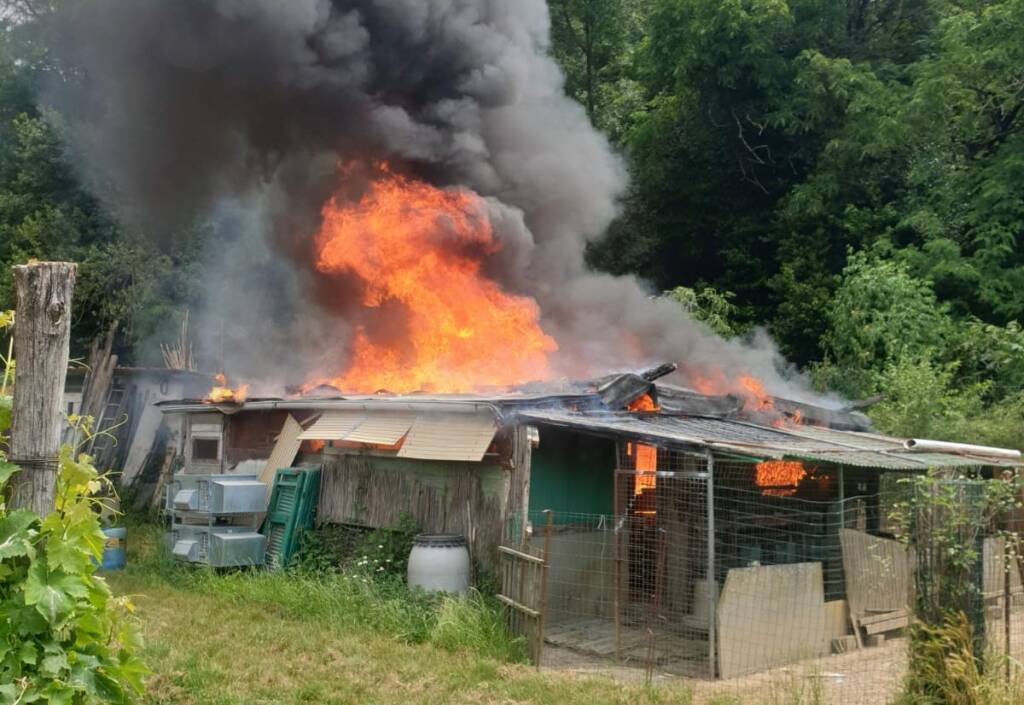 Ricovero attrezzi in fiamme a Luni 