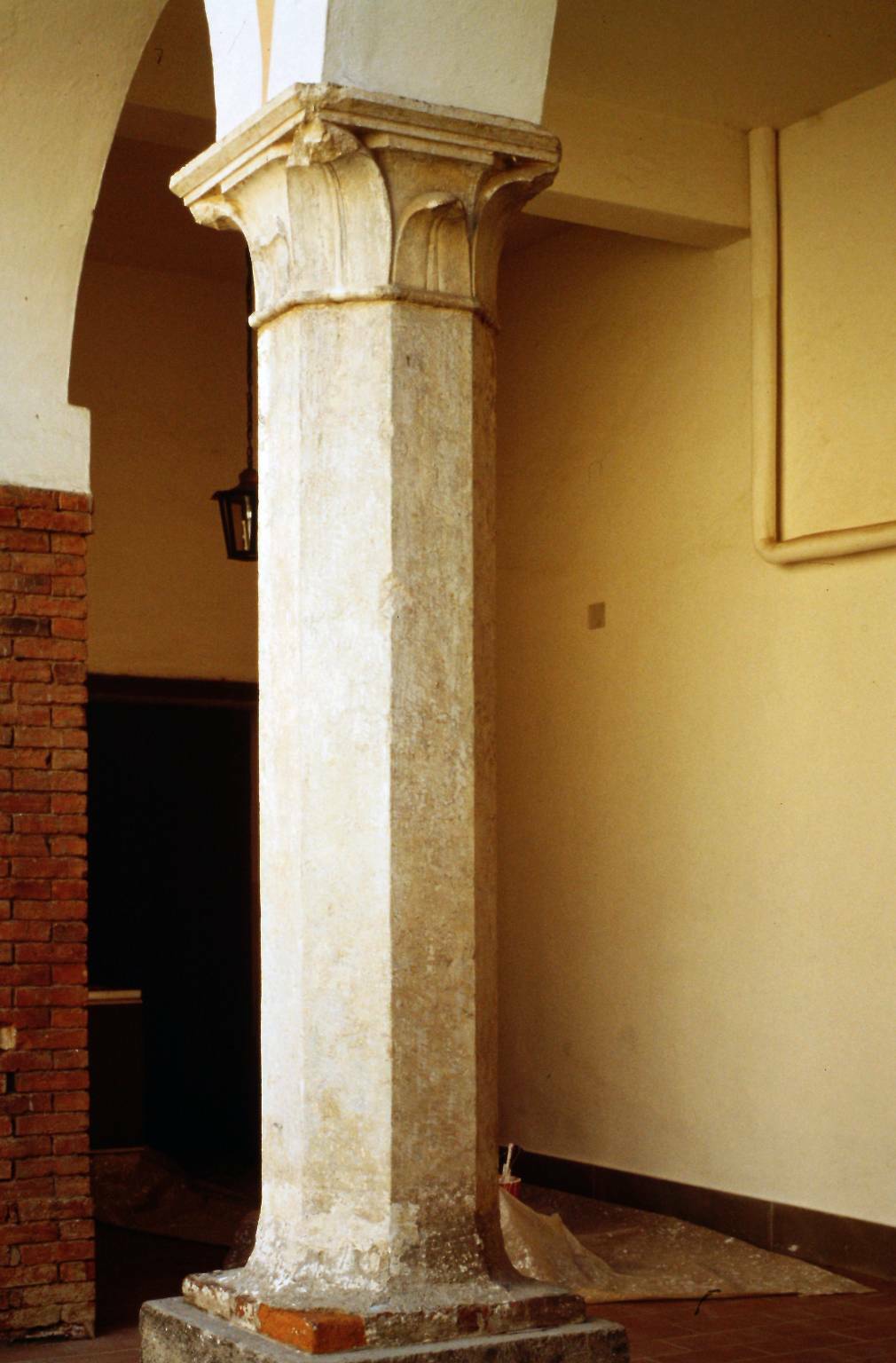 Una delle colonne del convento di San Francesco Grande