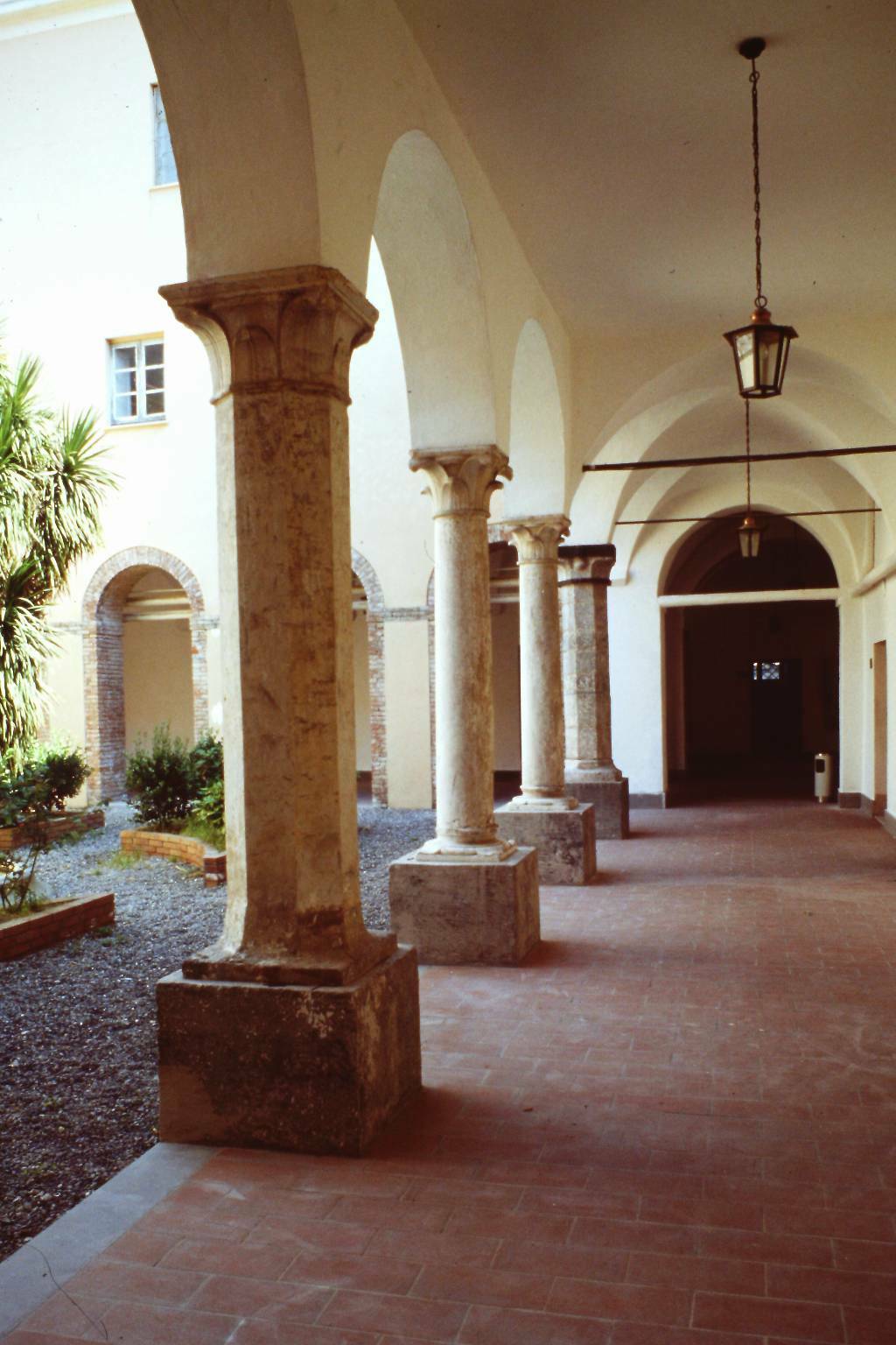 Uno dei chiostri del convento di San Francesco Grande