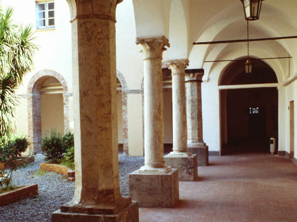 Uno dei chiostri del convento di San Francesco Grande