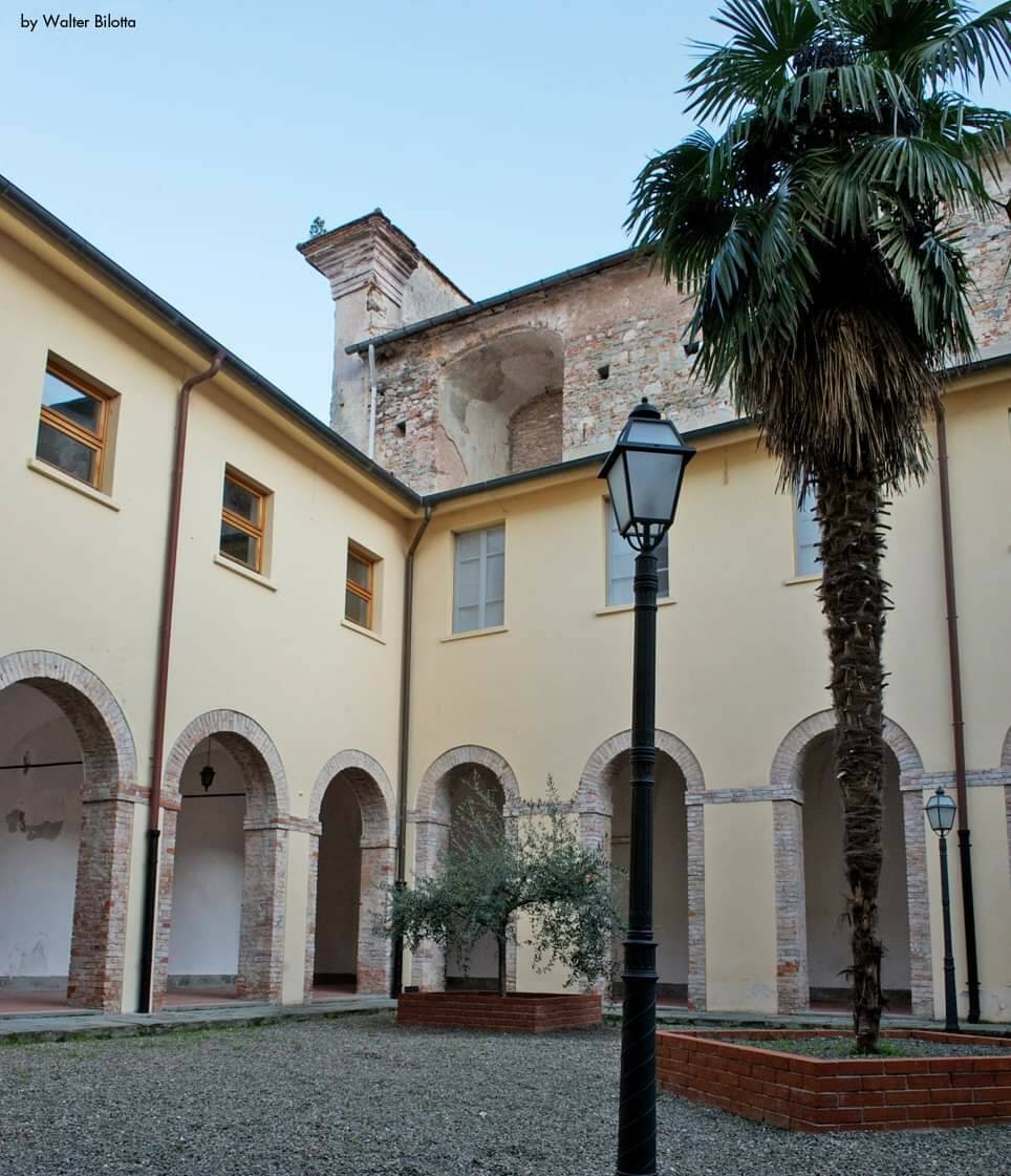 Uno dei chiostri del convento di San Francesco Grande