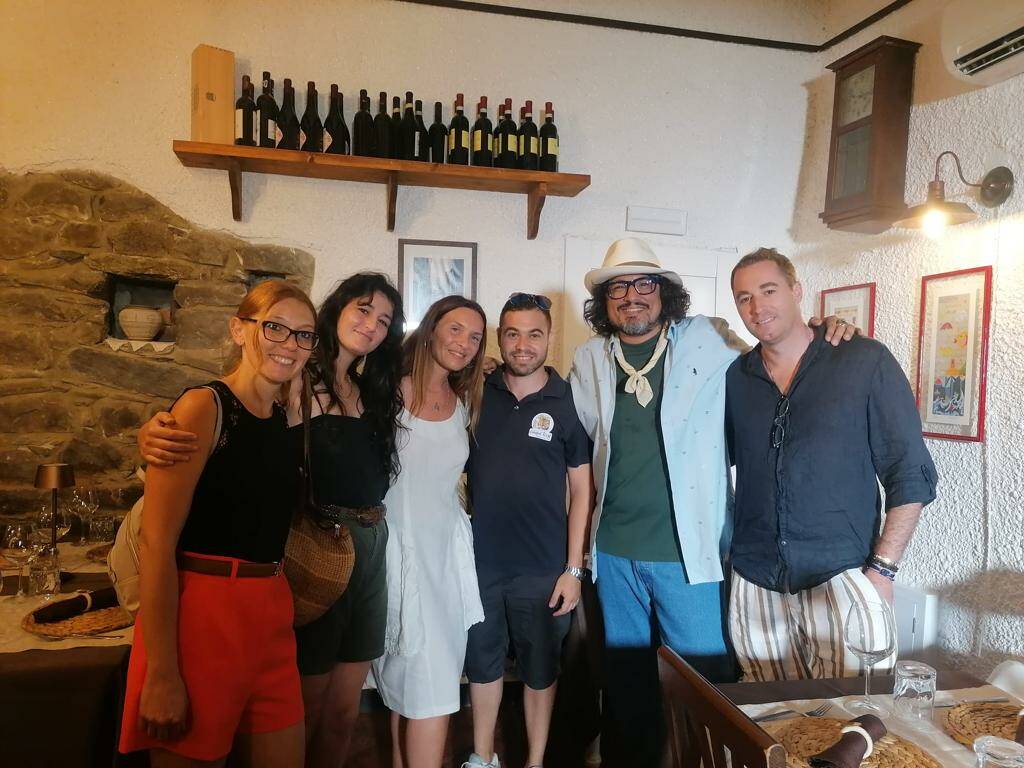 Alessandro Borghese con i ragazzi della Pro loco di Monterosso e del consorzio turistico