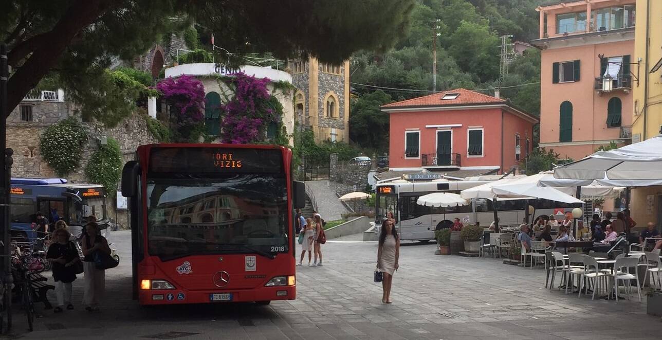 Bus fermo in Piazza Basteri