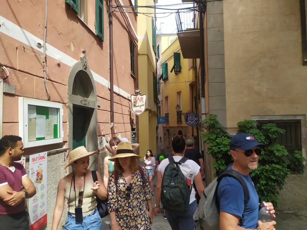 Corniglia con i turisti, Cinque Terre