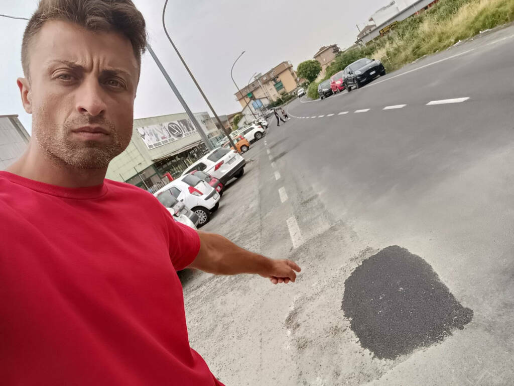 Vezzano, strada Lagoscuro, Ruggia: “L’amministrazione asfalta le strade ma non sistema prima le tubature”