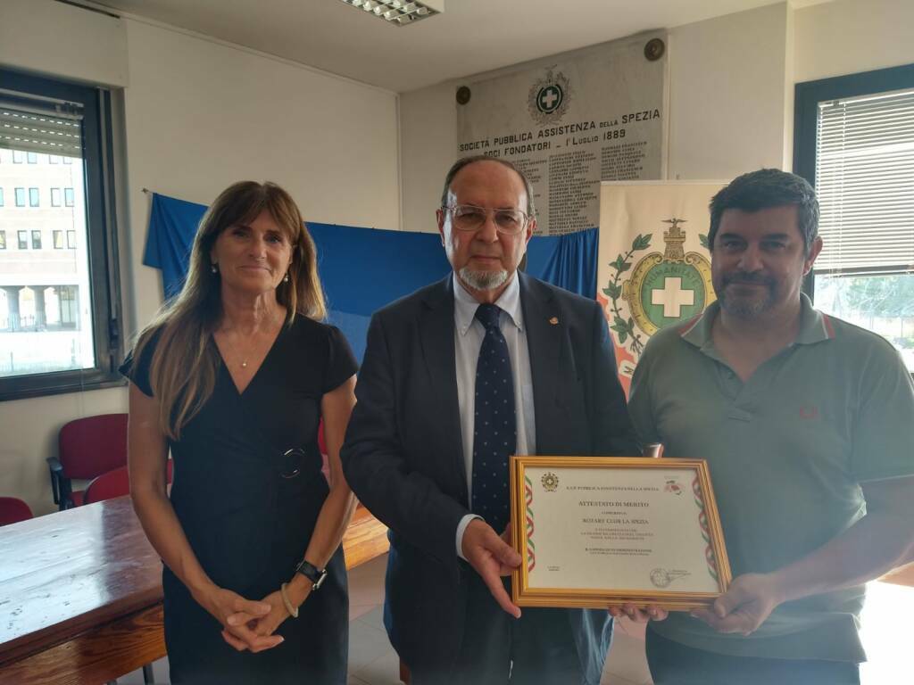 La Pubblica assistenza della Spezia riceve dal Rotary club un defibrillatore e due monitor multiparametrici