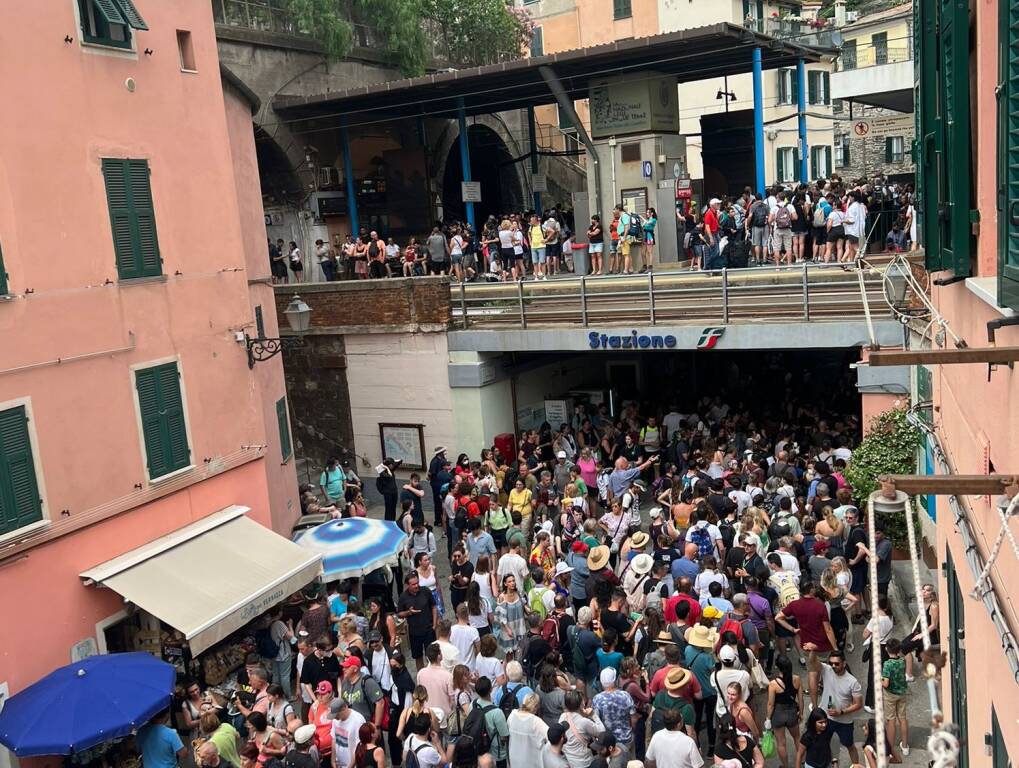 Ressa a Vernazza, il borgo affollatissimo a ridosso della stazione ferroviaria