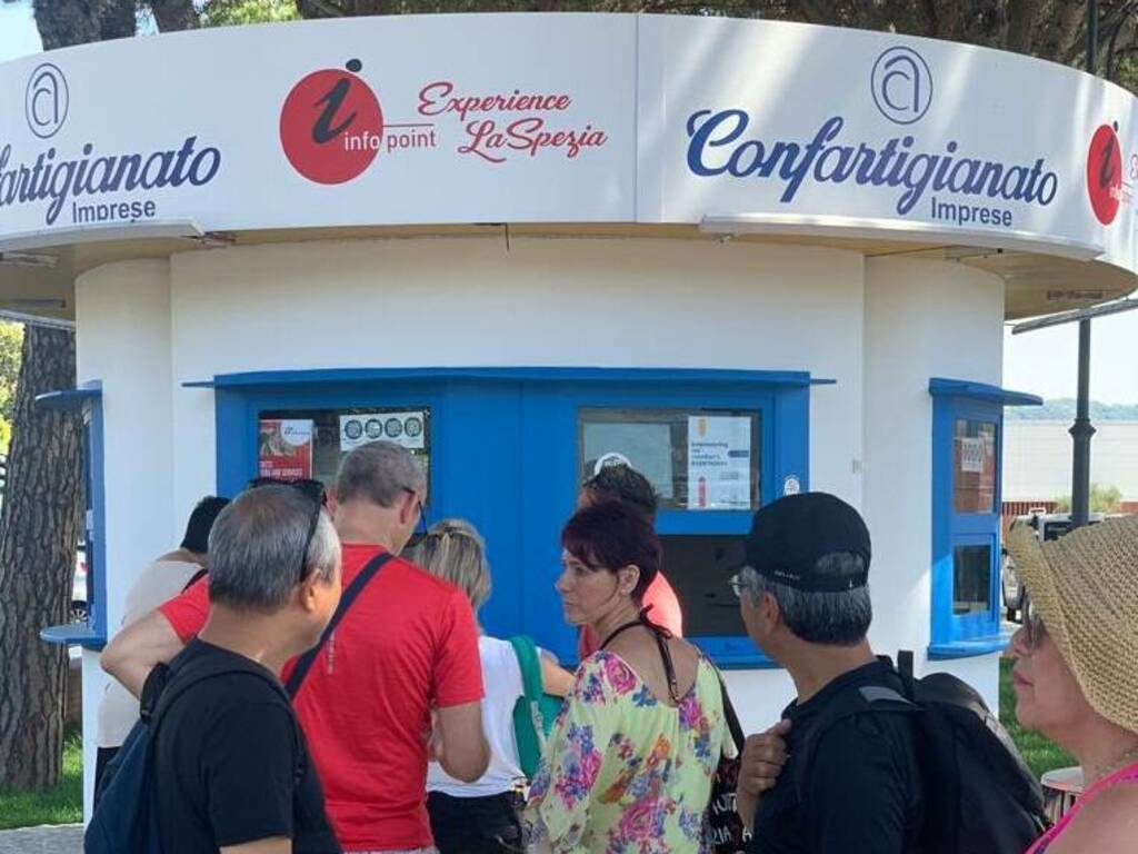 Turisti in coda al centro informazioni di Confartigianato