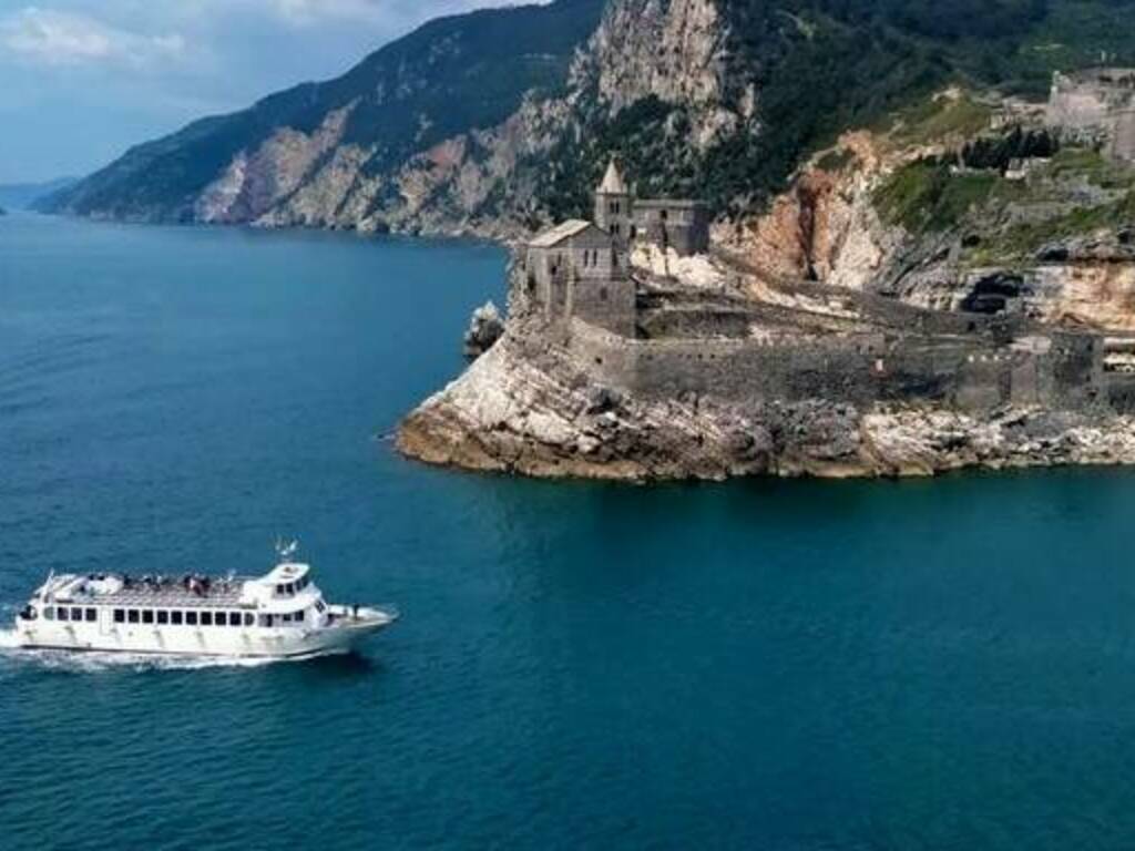 Un traghetto costeggia il promontorio di San Pietro a Porto Venere