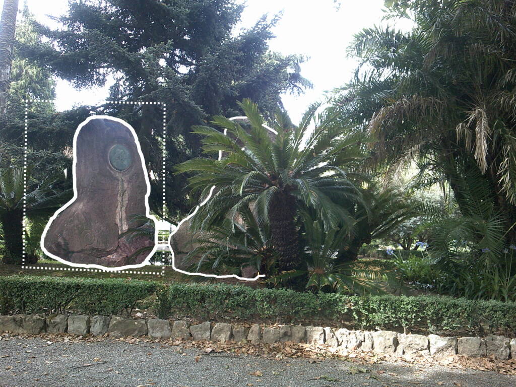 Il monumento a Giovanni Capellini coperto da una palma