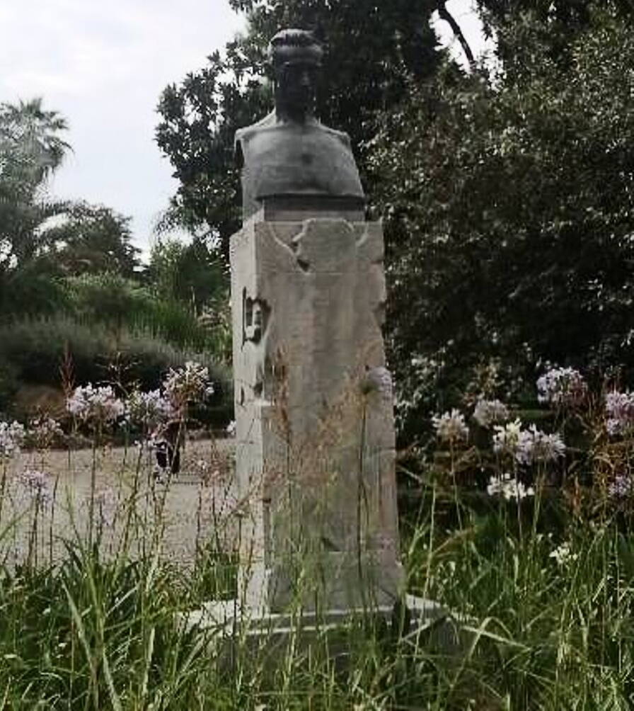 Il monumento a Ubaldo Mazzini minacciato dalle piante