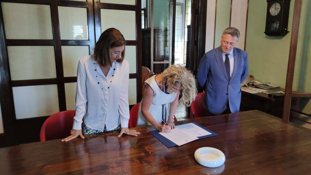 Il prefetto Maria Luisa Inversini firma la convenzione tra Comune di Lerici e Vigili del fuoco