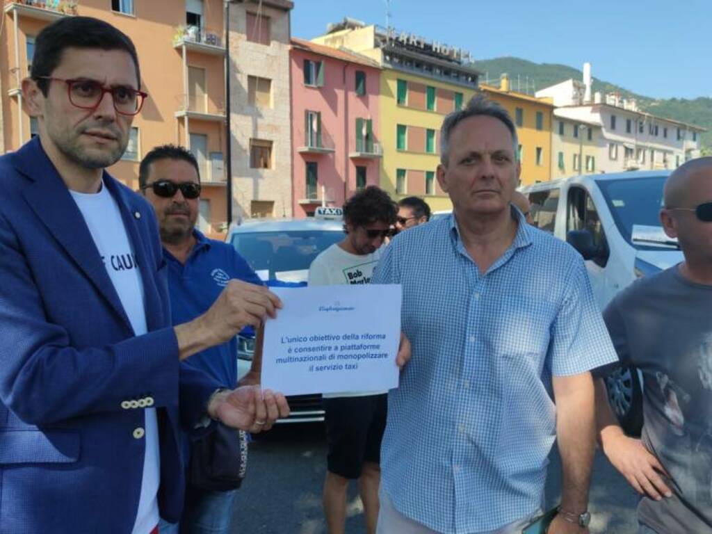 Tassisti spezzini in protesta