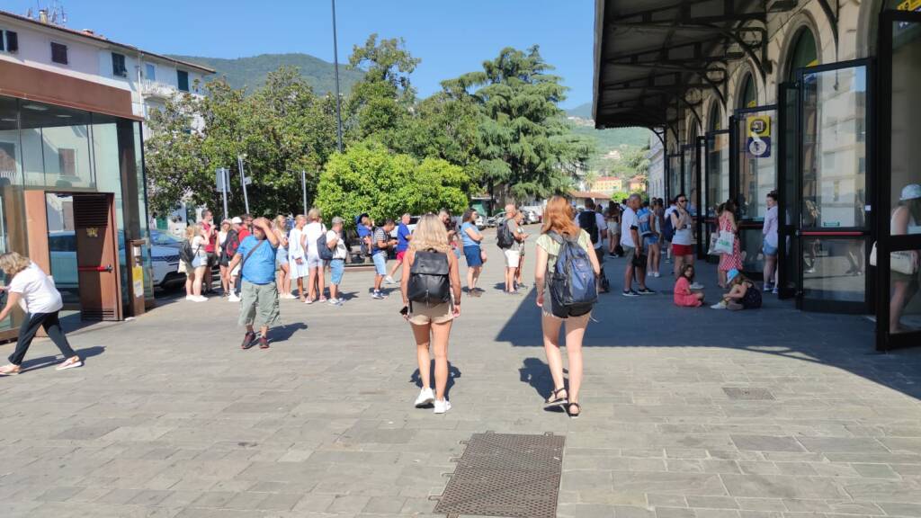 Turisti in coda davanti alla biglietteria della stazione ferroviaria