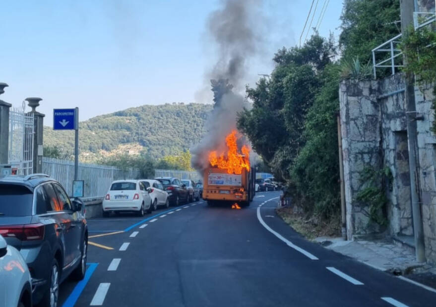 Va a fuoco un autobus a Porto Venere (18/07/2022)