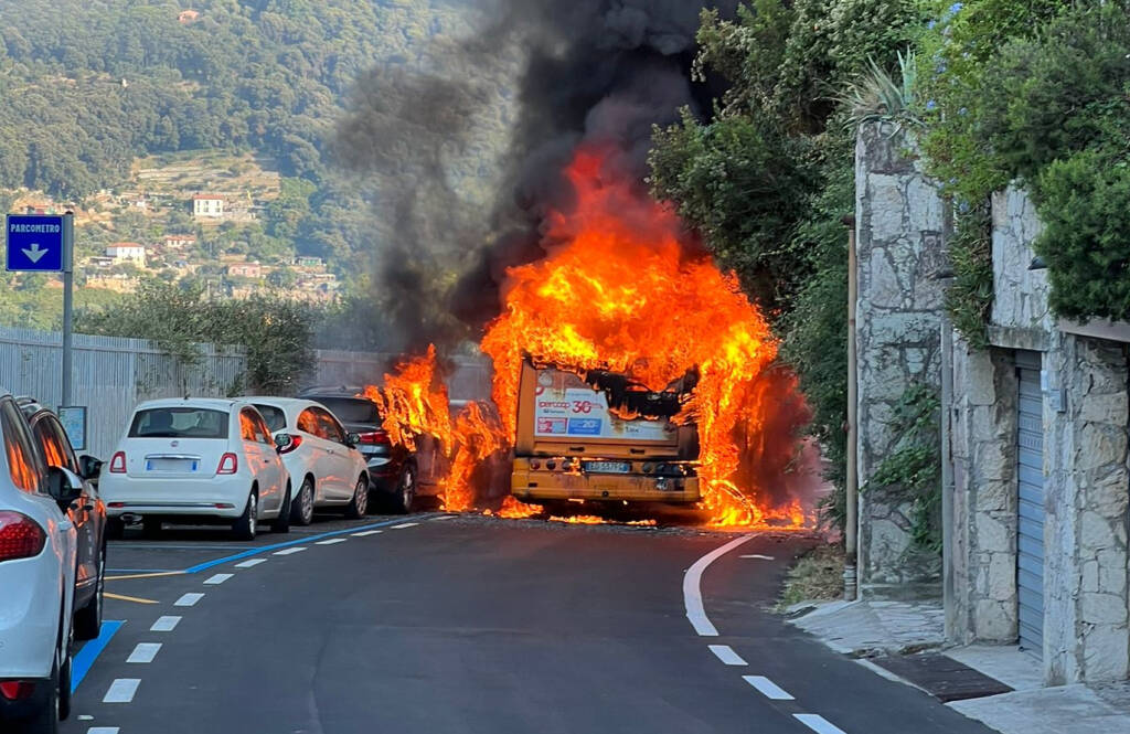 Va a fuoco un autobus a Porto Venere (18/07/2022)