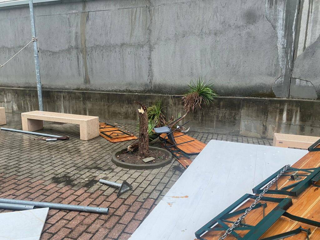 Gazebo distrutti e tavoli sparsi ovunque, i danni del maltempo a Ruffino