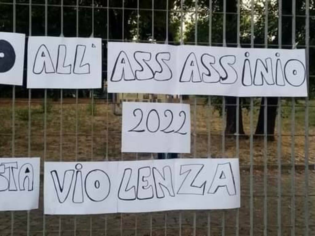 I manifesti degli animalisti contro l'abbattimento dei cinghiali