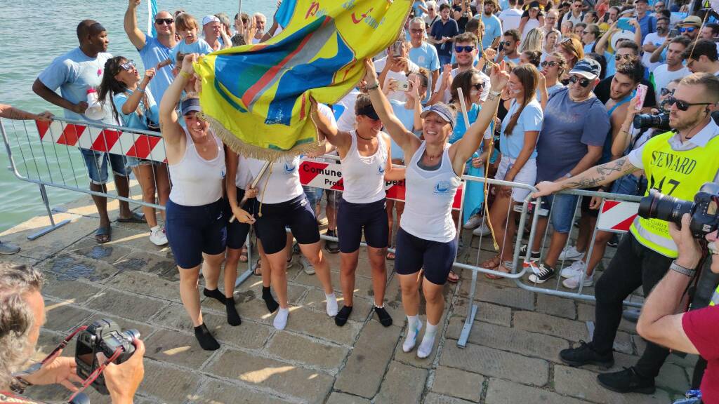 Le vogatrici del Fossamastra festeggiano la vittore del Palio del Golfo 2022