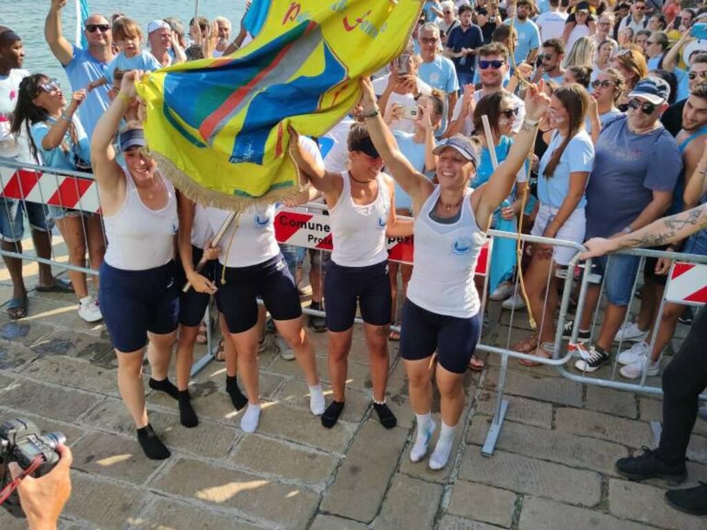 Le vogatrici del Fossamastra festeggiano la vittore del Palio del Golfo 2022