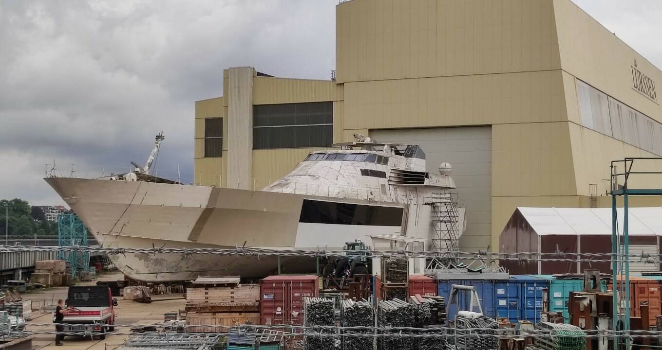 Nave Destriero nel piazzale del cantiere Lurssen