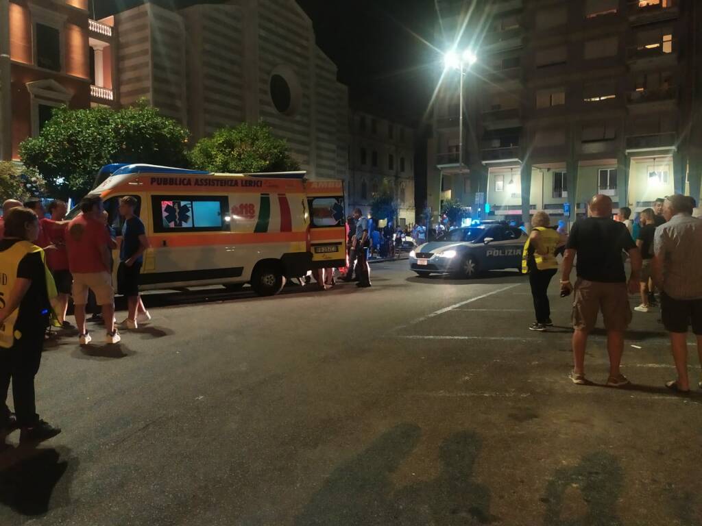 Piazza Beverini, ambulanza e Polizia di Stato 