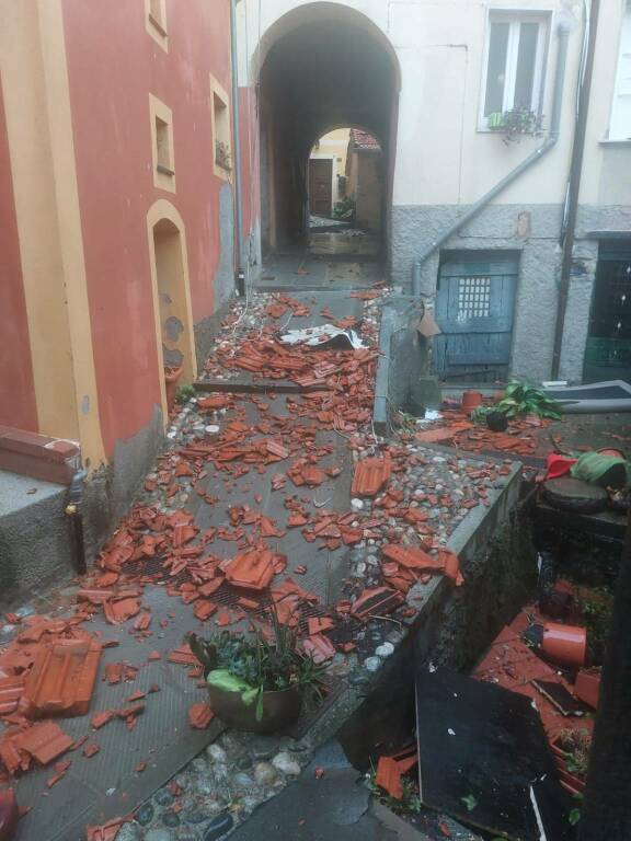 Tegole scaraventate a terra dal maltempo a Ortonovo