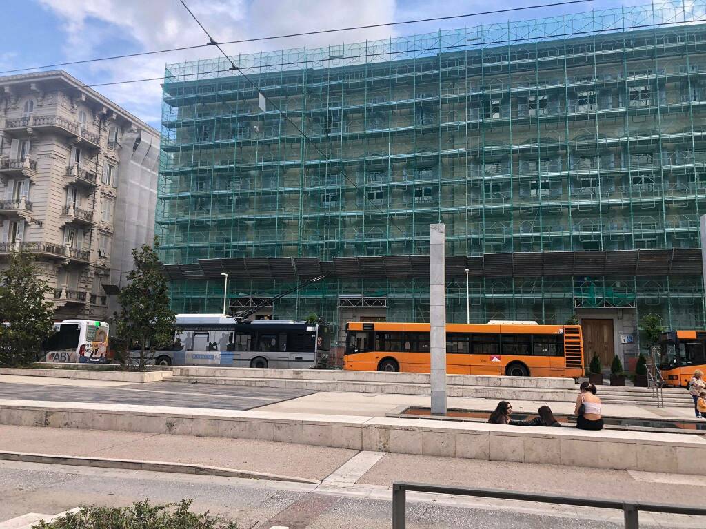 Coda di autobus in Piazza Verdi