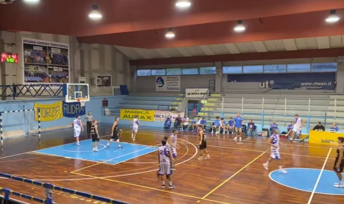 Un momento di Cmc Carrara - Spezia Basket Club Tarros