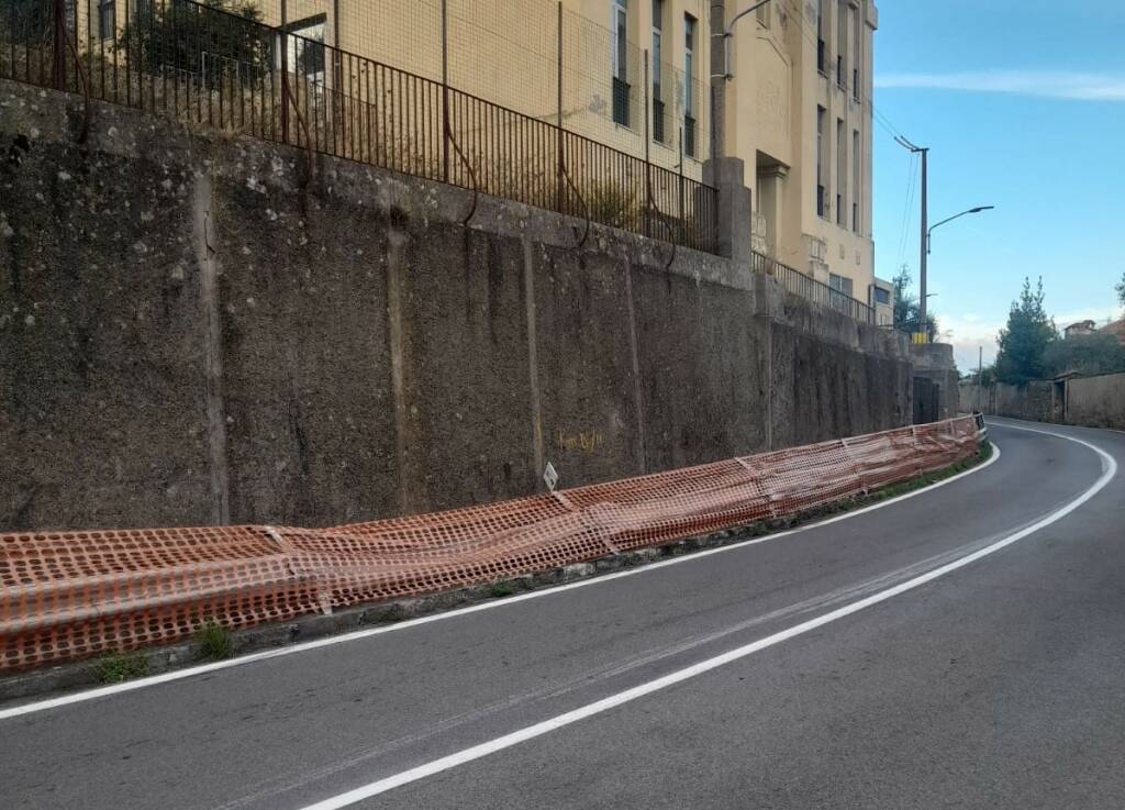 Il guard rail danneggiato da una betoniera lungo la Napoleonica