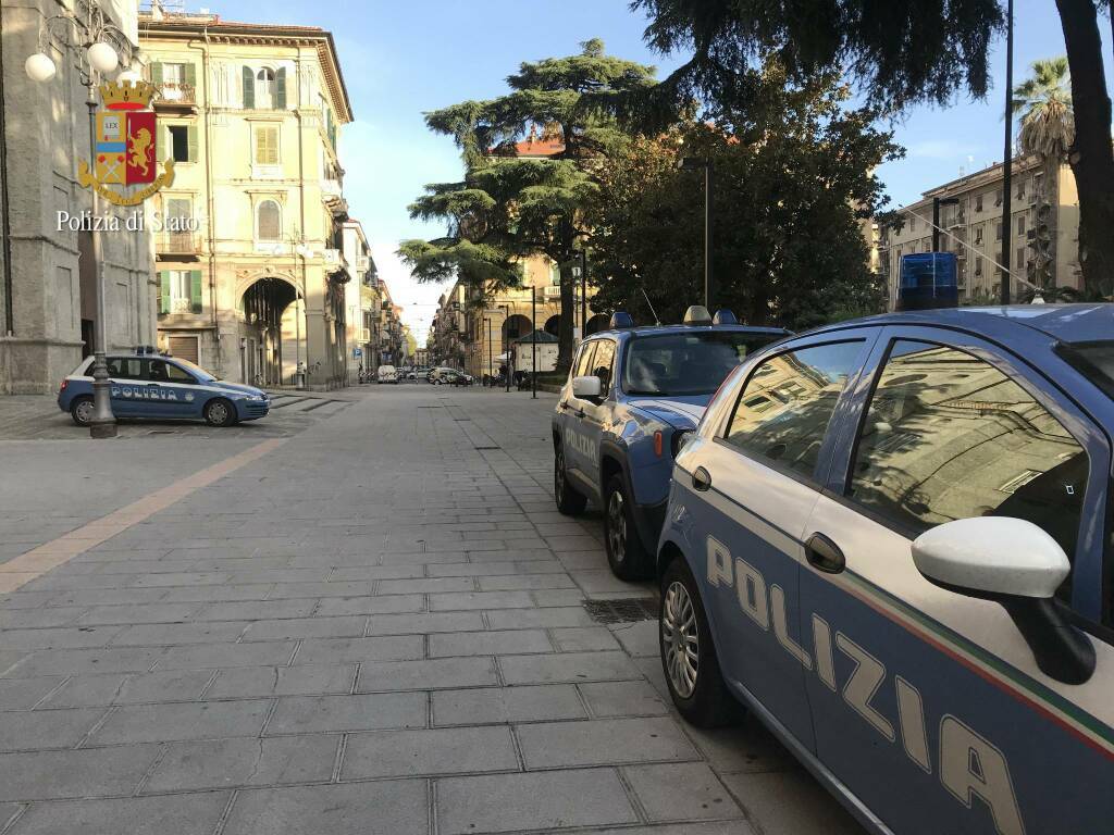 Girava in monopattino spacciando cocaina e farmaci contro l’impotenza, pusher di 44 anni arrestato dalla Polizia