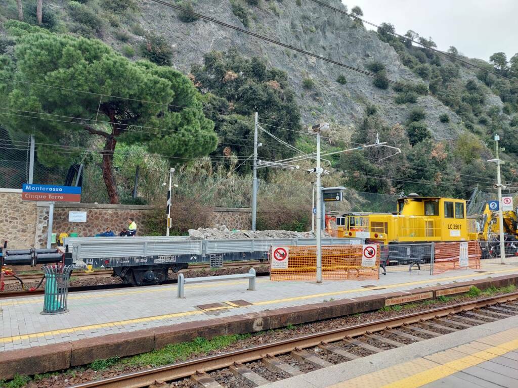 Lavori nella stazione ferroviaria di Monterosso