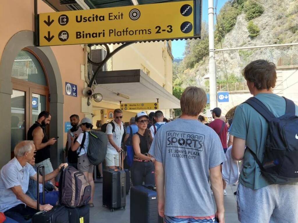 Turisti in stazione alle Cinque Terre