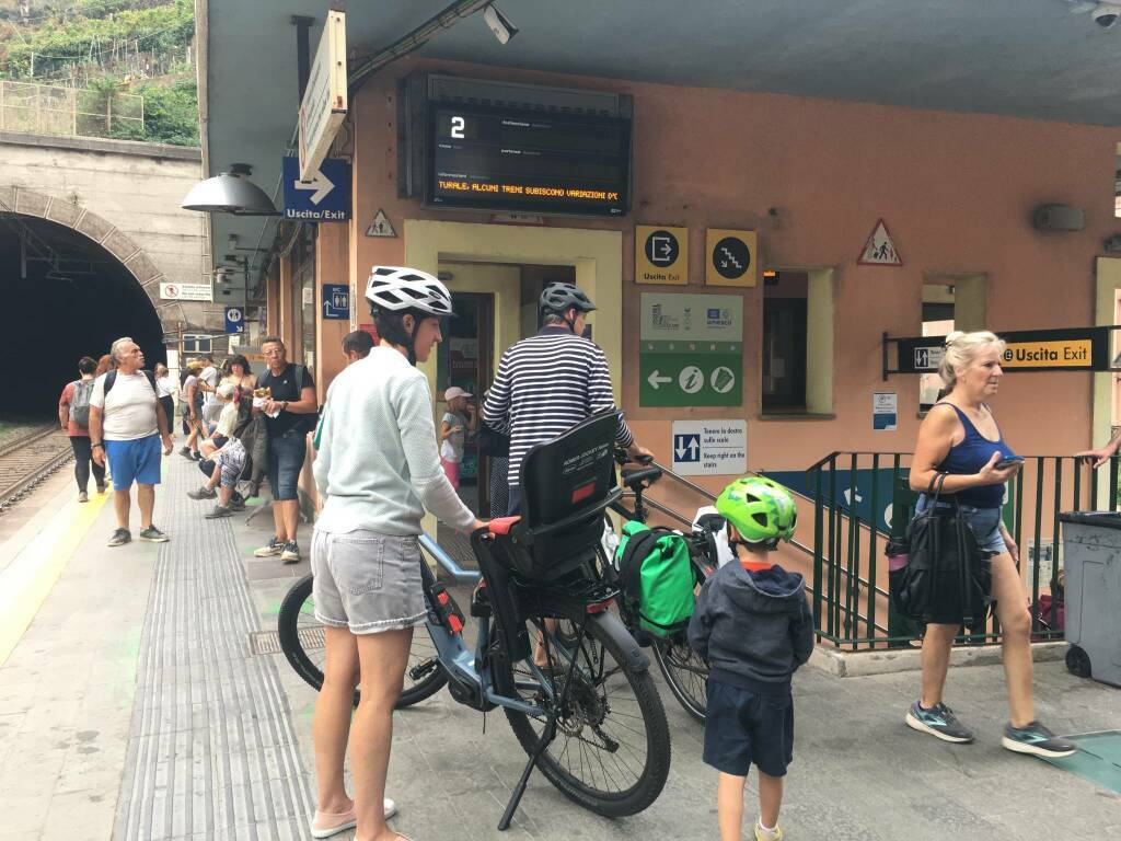 Bicicletta in stazione a Vernazza